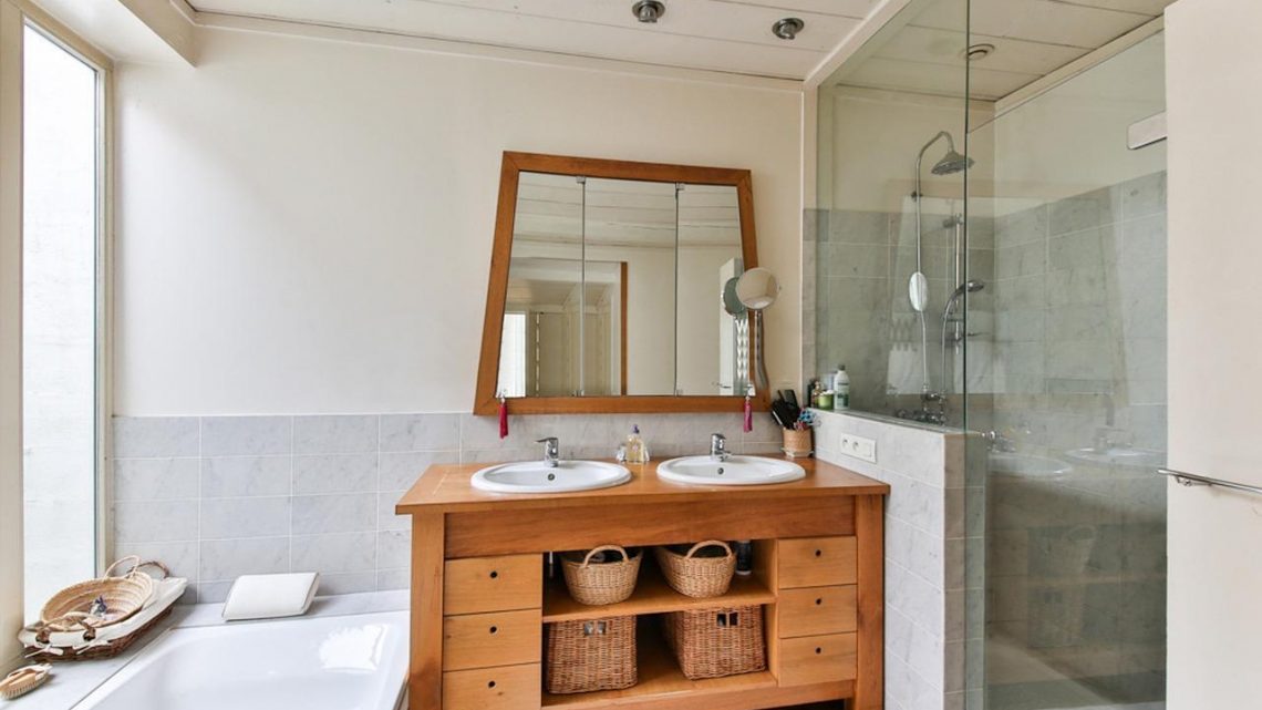 Jak dopasować lustro do rozmiaru łazienki?