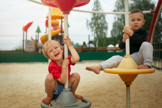 Pomysły na bezpieczną zabawę dla dzieci na ogrodowych urządzeniach do skakania
