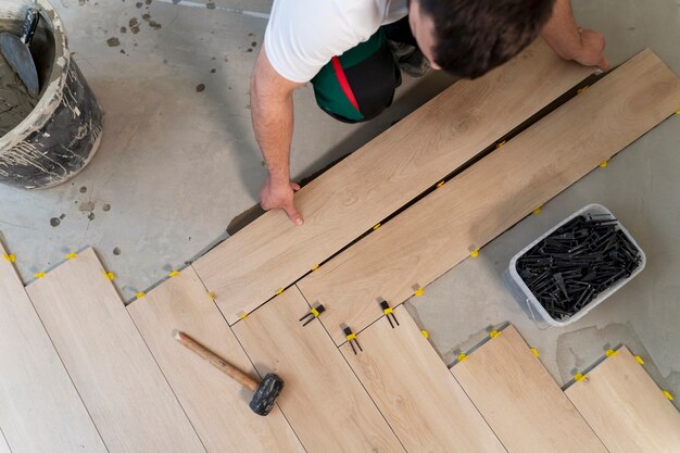 Poradnik pomagający w wyborze porządnych materiałów w ramach wykończenia podłogi – od kuchni po salon