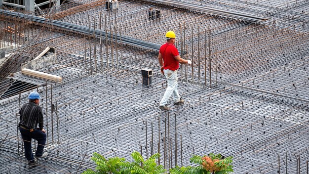 Zalety aluminiowych podestów roboczych do pracy na wysokości