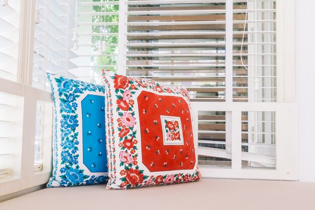 Tkaniny w roli głównej: jak za pomocą tekstyliów odmienić wygląd swojego salonu?