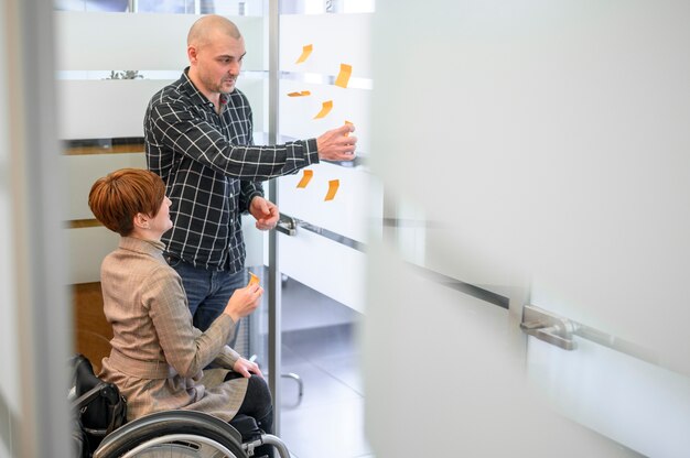 Jakie korzyści przynoszą specjalistyczne akcesoria łazienkowe dla osób o ograniczonej mobilności?